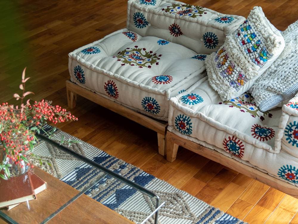 アデペシュのブロックマルチソファとクッションが配置されたリビングルーム