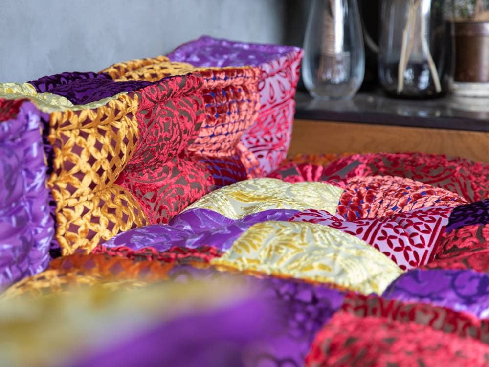 カラフルな織物のマルチブロックソファ