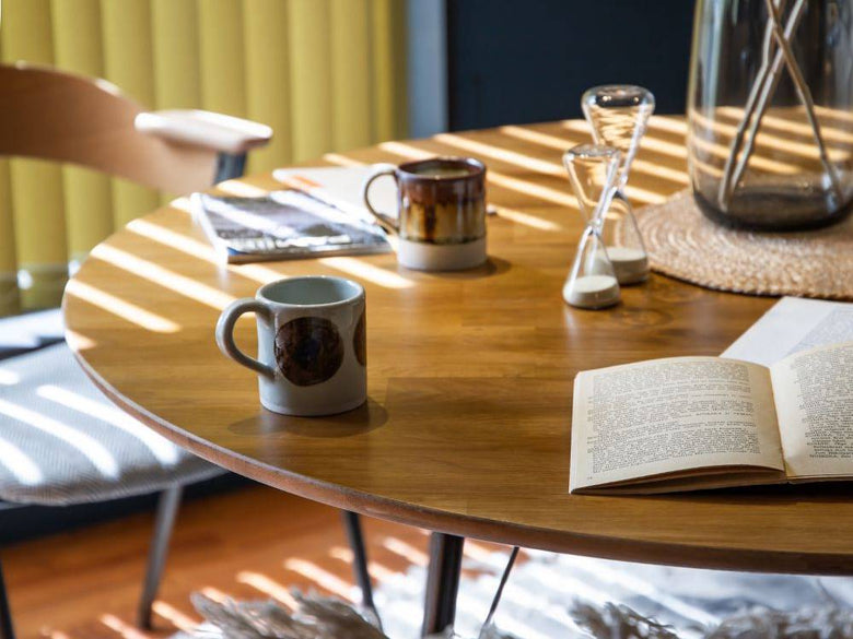 オーク突板とアイアン脚のラウンドダイニングテーブル