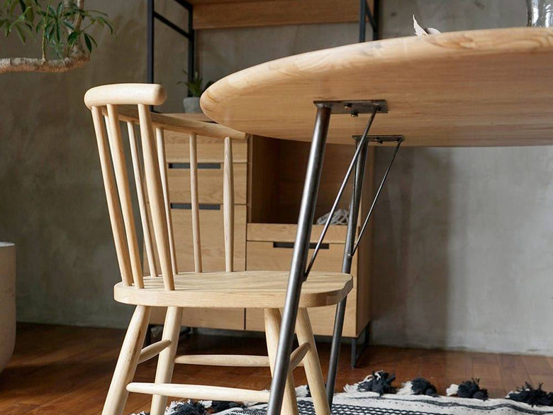 オーク突板とアイアン脚のラウンドダイニングテーブル