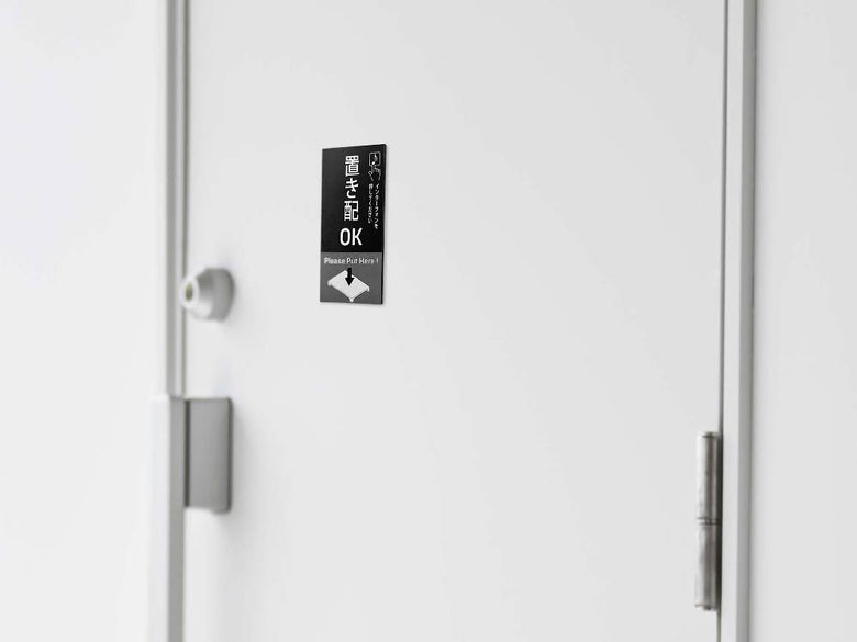 towerマグネット置き配トレーがドアに取り付けられている様子