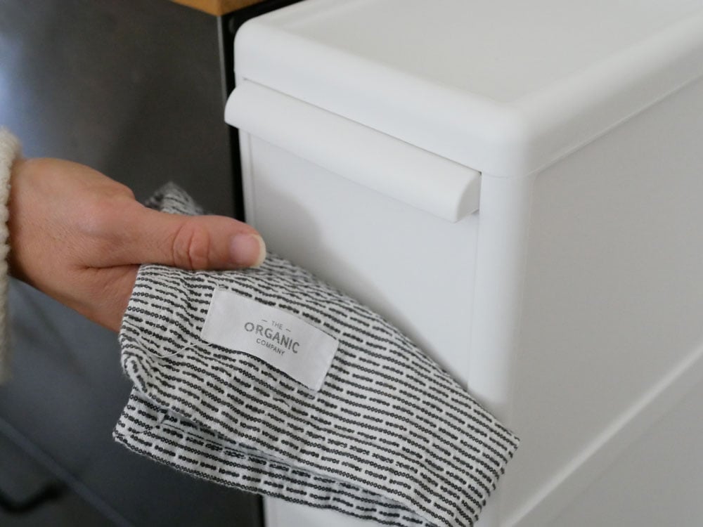 タオル収納用キャスター付きプラスチック製4段スリムストレージ