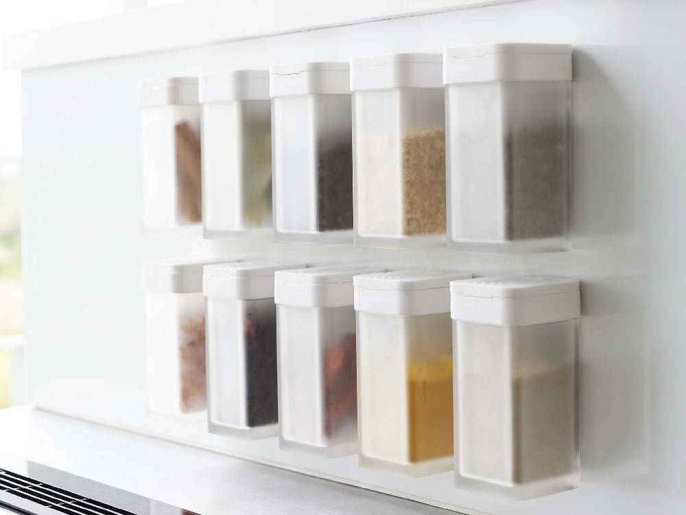 タワーのマグネットスパイスボトルが棚に並んでいる