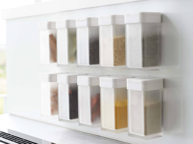 タワーのマグネットスパイスボトルが棚に並んでいる