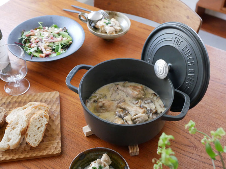 GREENPAN（グリーンパン）のフェザーウェイト ココット ラウンド鍋とシリコーン製ポットホルダー2個