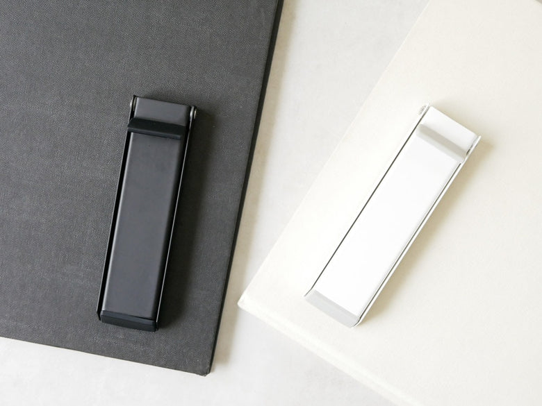 towerブランドの銀色、チタン色、ライトカラーのスチール製スマートマグネット折り畳みドアストッパー