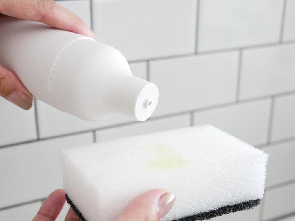 サラサデザインのシリコン製スクイーズボトル、直径5cm高さ17cm、容量150mlの家庭用パーソナルケア用品