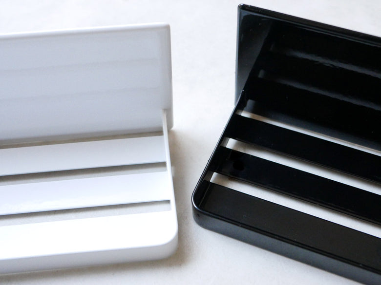 タワーのマグネットバスルームラックが壁に設置されています