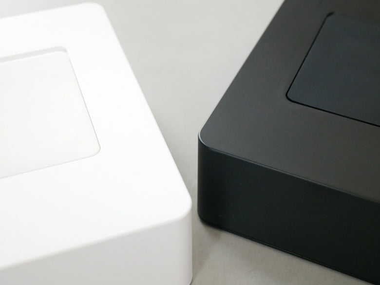 タワー製マグネットウェットシートホルダーが壁に取り付けられている様子