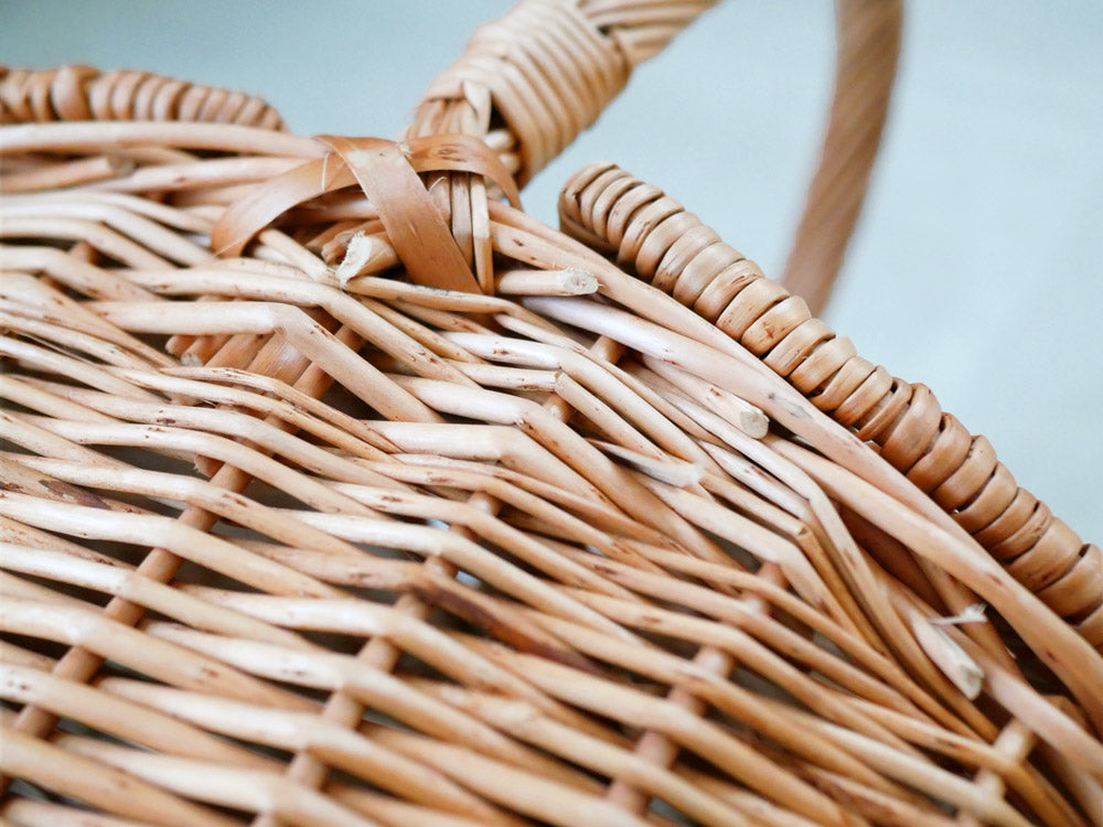 POSH LIVINGの柳製ダブルフラップ付きウィッカーバスケット。小サイズ（S）と大サイズ（L）があります。