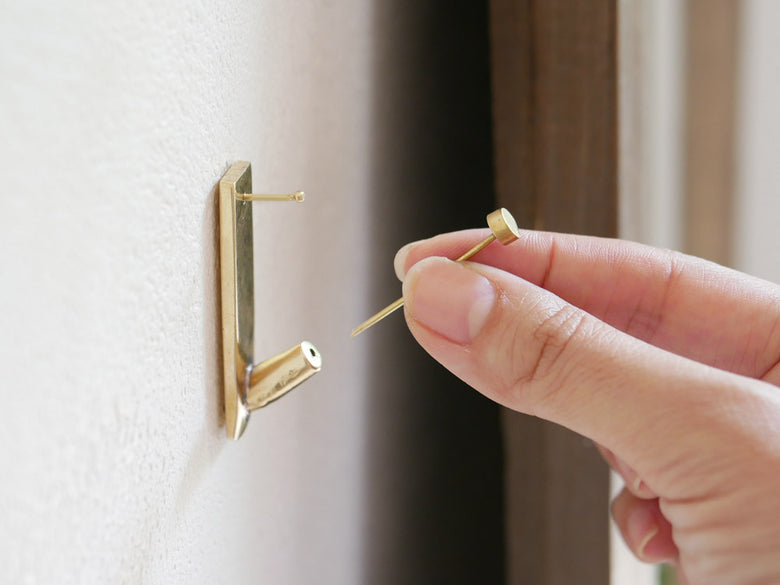 Horn PleaseのBRASS製プッシュピンフック5個セット。アンティーク調の古びた風合いが特徴です。