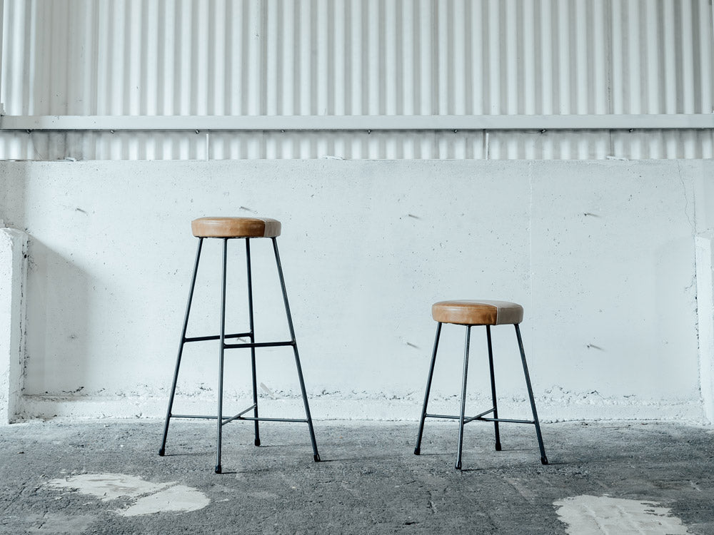 SIKAKU四角商店のツートンカラースツール。本革の座面とクリアラッカー塗装された鉄脚が特徴的なデザイン