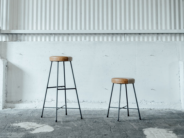 SIKAKU四角商店のツートンカラースツール。本革の座面とクリアラッカー塗装された鉄脚が特徴的なデザイン