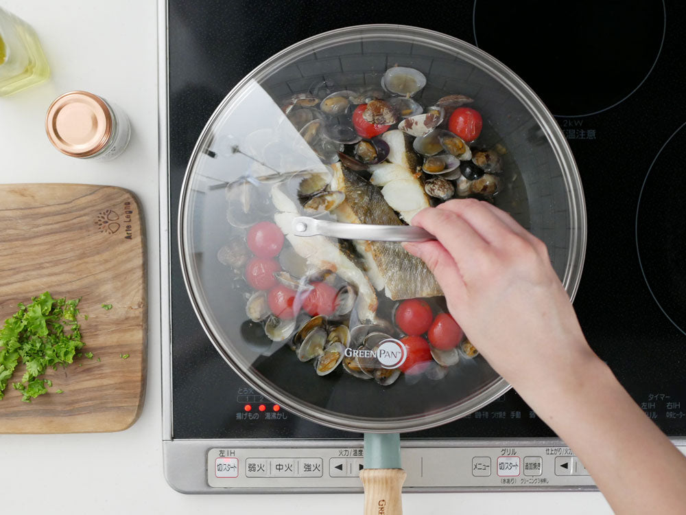 GREEN PANのメイフラワーシリーズ、複数サイズのセラミックコーティングフライパンとステンレス製ガラス蓋が並んでいるセット