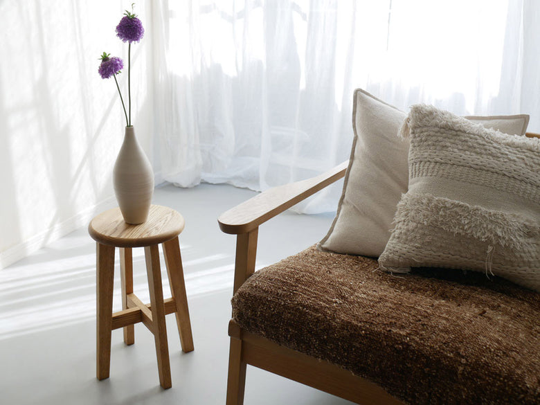 松野屋の丸椅子、国産タモ材を使用したオイル仕上げの木製スツール