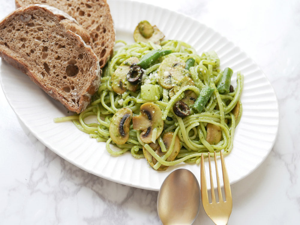 SAKUZANのホワイトまたはグレーのストライプ柄磁器製丸皿