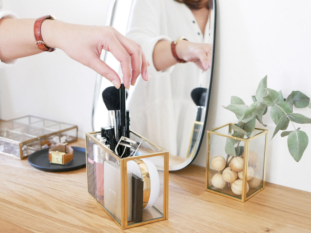 ポッシュリビングのウェーブデザインが特徴的なフレームフラワーベース。真鍮とガラス素材で作られたモダンな花瓶。