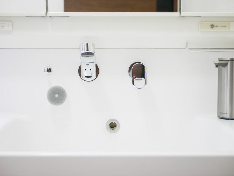 シルバー蛇口と洗面台が整ったモダンな浴室