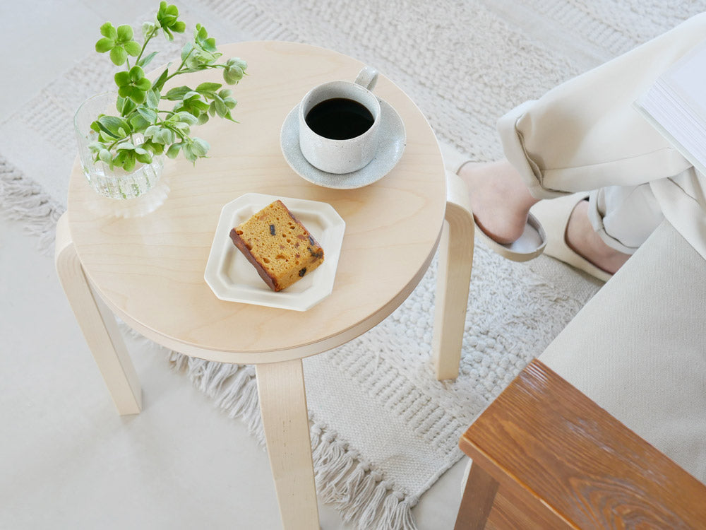 アルヴァ アアルトデザインのアルテックスツール60、バーチ材製、直径38cm×高さ44cmの組み立て式