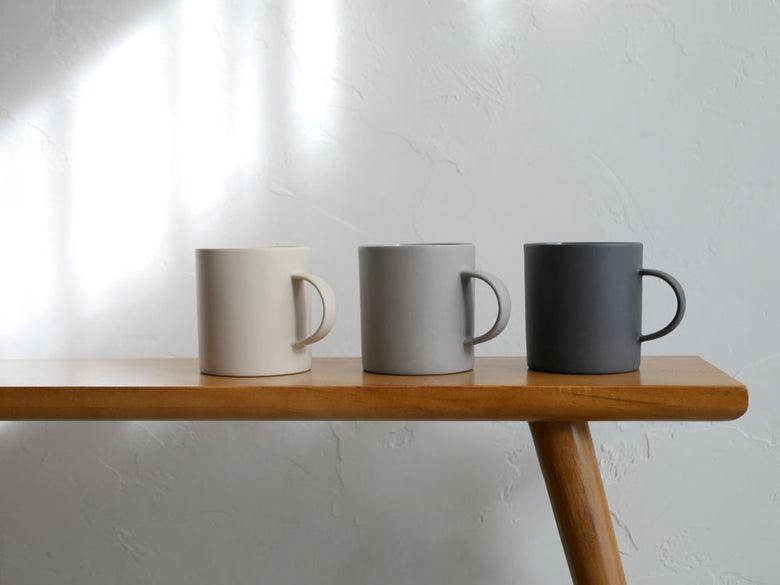 MOHEIMのベトナム製手作りセラミックマグカップ。MUG330とMUG380の2サイズが特徴的なデザイン。