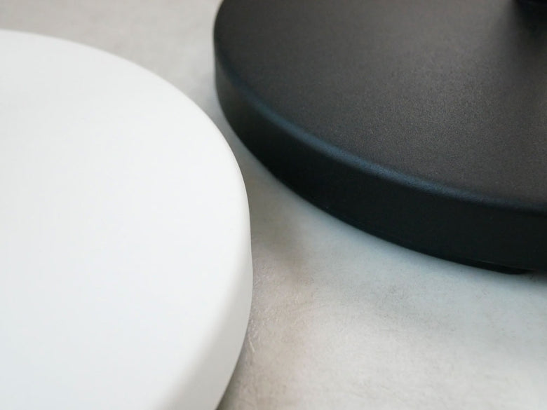 スマートブランドのスチール製ランドセルスタンド。高さ100cmで約10kgの荷重に対応し、シンプルに組み立てられるデザイン