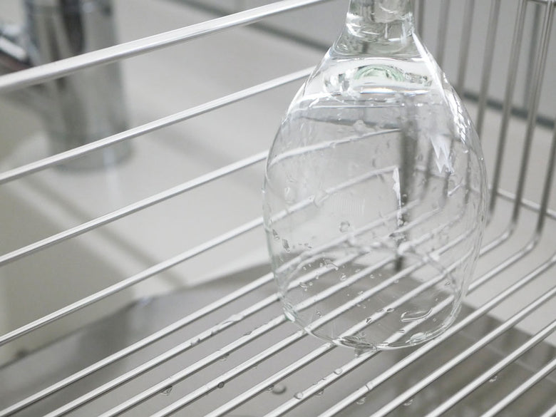 la baseの3点セット水切りかご。18-8ステンレス製の小型および大型のかご、ポケット、トレーが並んだ製品画像