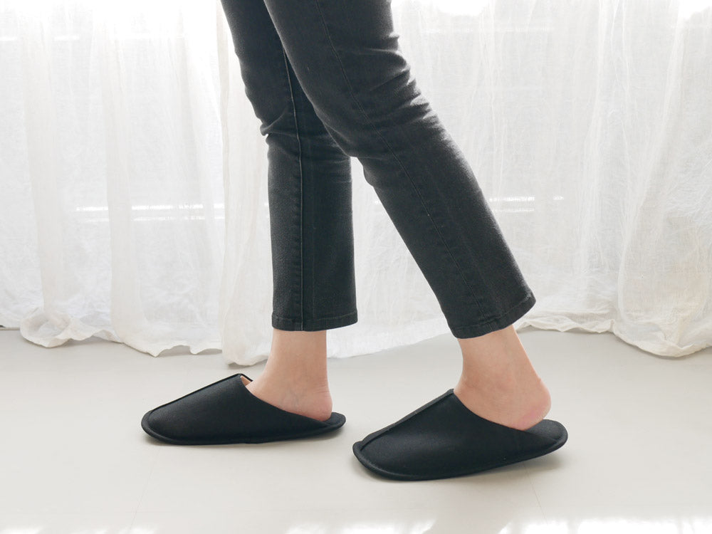 ブランドsarasa designのウォッシャブルスリッパ。麻素材の甲部とEVA製ソールを備えた室内用スリッパの写真