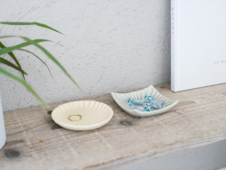 俊峰陶苑の花あかり角小皿。手作りの自然な風合いを持つ80～85㎜角の陶器製小皿で、各々異なる表情を楽しめます