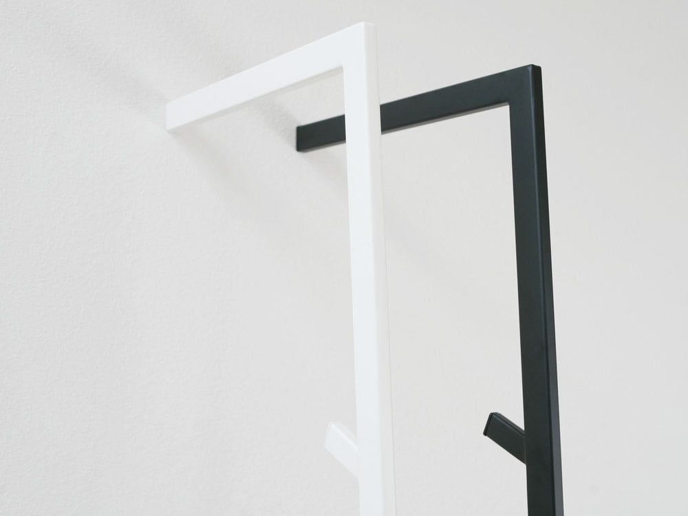 LINE/Yamazakiブランドのスリムコートハンガー。高さ160cm、幅38cmのスチール製で、シリコーン製の滑り止めキャップが付いており、各フック部もポリプロピレン製。シンプルでスタイリッシュなデザインが特徴。