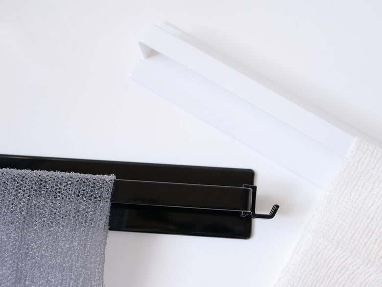 マグネット式タオルハンガーの設置画像