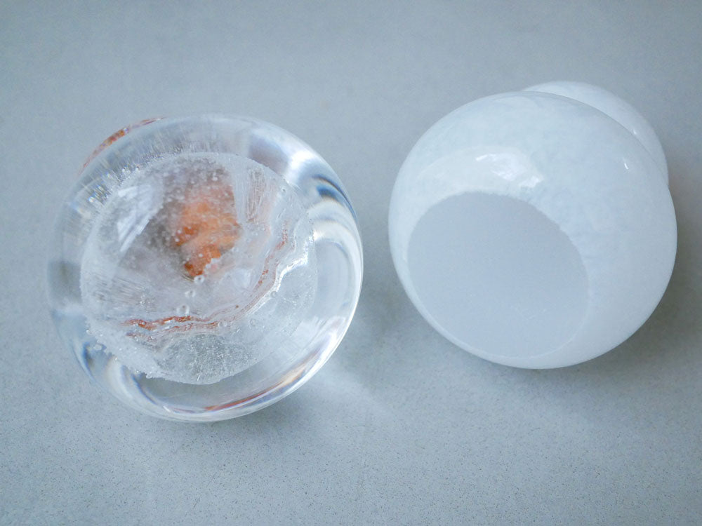 【硝子屋 PRATO PINO】ガラス製の鏡もちと飾り台、木箱がセットになった商品画像