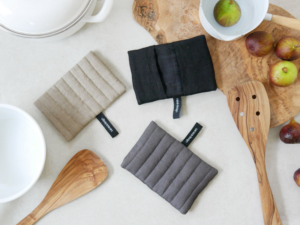 サラサデザインのリネン＆キッチングリルミトン。約10×15cmの麻100%素材でシンプルなデザイン。インド製。