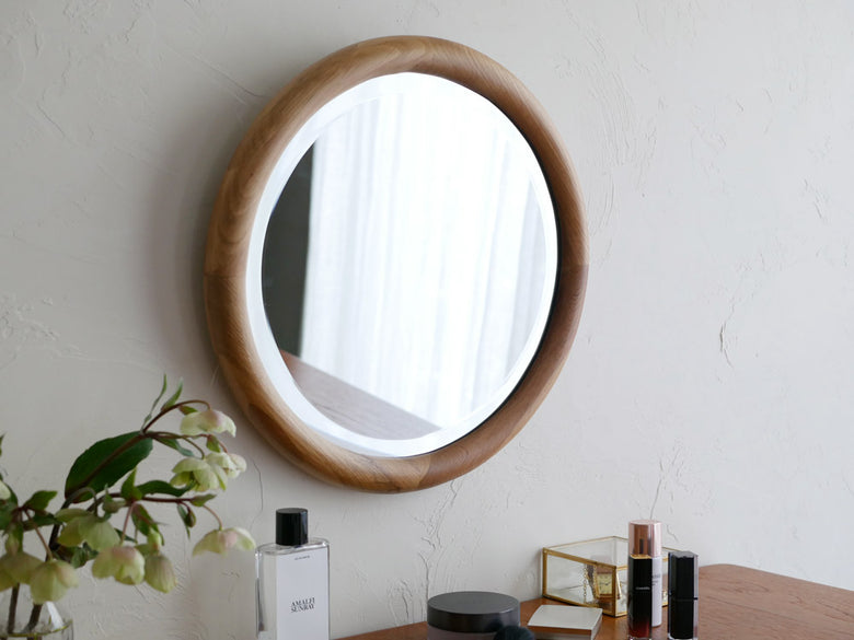 NOWHERE LIKE HOME製SUKラウンドミラー、無垢材（オークまたはウォールナット）とミラーを使用した丸型の壁掛け用鏡