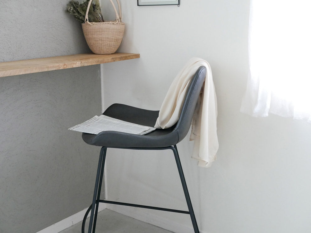 アデペシュPUNISHカウンターチェアのスタイリッシュな外観