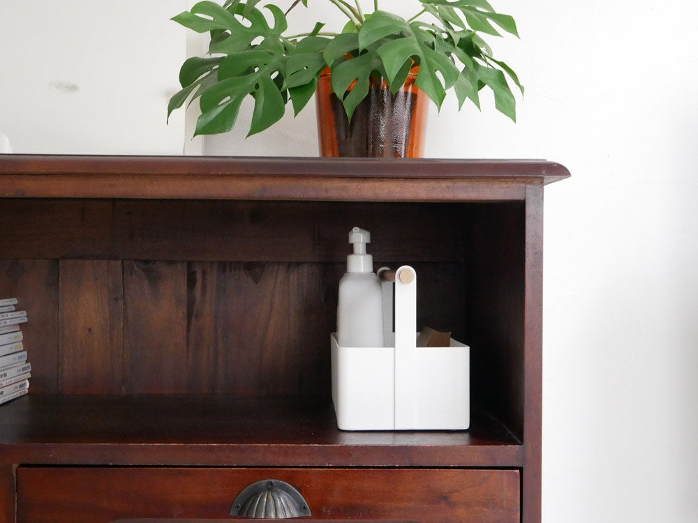 ブランド「tower（YAMAZAKI）」のトスカツールボックス。スチールと天然木を使用した複数の引き出しと棚を備えた収納キャビネット。