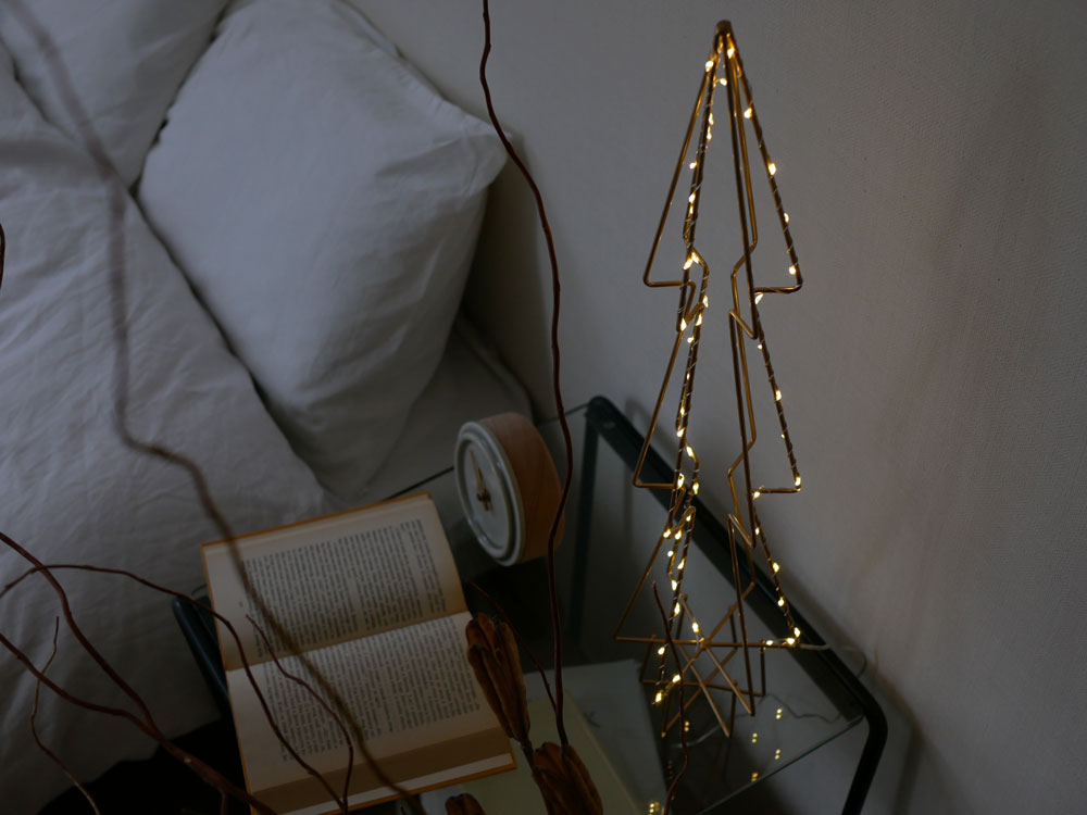 Horn PleaseのLEDライトフレームワークツリー。鉄製で複数のLEDが装飾的に配置され、室内を彩るデザイン。