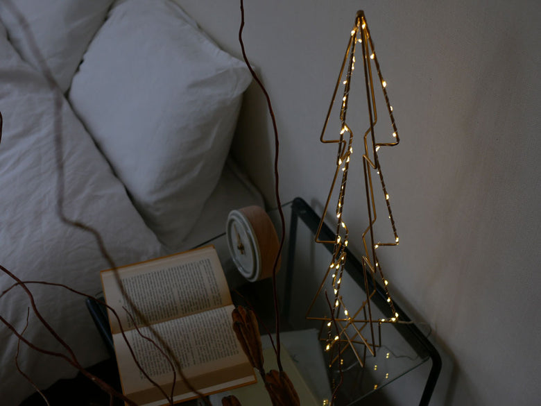 Horn PleaseのLEDライトフレームワークツリー。鉄製で複数のLEDが装飾的に配置され、室内を彩るデザイン。