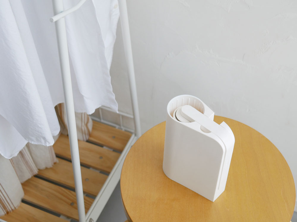 サラサデザイン製のb2cカーペットクリーナー。幅135mm、高さ180mmのABS樹脂とスチール製でコンパクトなデザイン。