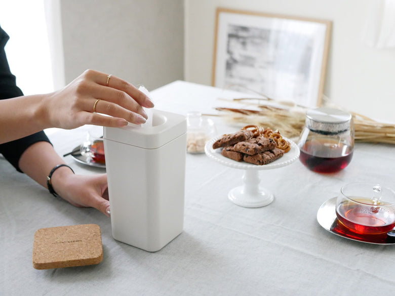 sarasa designのコルク蓋付きウェットティッシュスタンド。ABSとシリコン製で、幅9cm×奥行9cm×高さ19cmのコンパクトなデザイン。