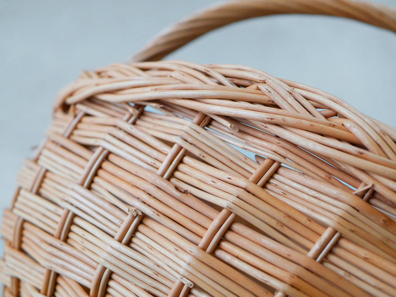 POSH LIVINGの手作り柳製ウィッカーバスケット。ラウンド型とオーバル型の持ち手付き木製かご。