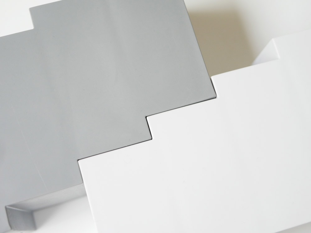 プラスディーのシルバーリモコンケース