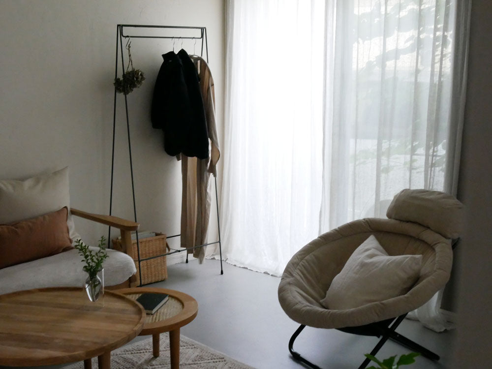 ブランドSIKAKUのFolding Hanger Rackハンガーラック。クロカワ製でクリア塗装が施され、幅61.5cm、高さ150cmの折りたたみ可能な収納ラック。キャップが着脱可能なデザイン。