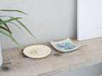 俊峰陶苑の手作り陶器製花あかり丸箸置。花のデザインが施された自然な風合いの円形箸置き。