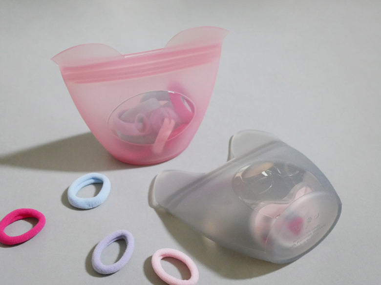 Zip Topブランドのベビースナック用シリコーンジップトップ容器。透明なプラチナシリコーン製で、蓋がしっかり閉まるデザイン。11×5×10.6cmのサイズと118mlの容量を持ち、電子レンジや食器洗浄機に対応しています。