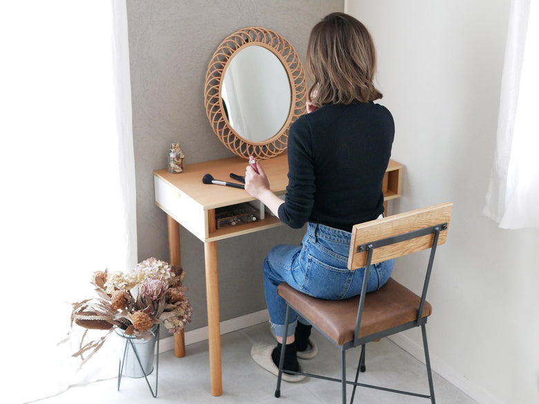 SIKAKU四角商店製LUCYダイニングチェア、クロカワ鉄とオーク材を使用したシンプルでモダンなデザイン、レザー座面付き