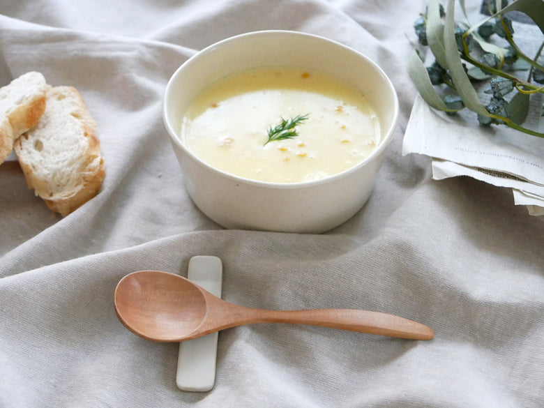 sarasa design×イブキクラフトの陶器製カトラリーレスト。幅約9cm、奥行2.3cm、高さ1cm