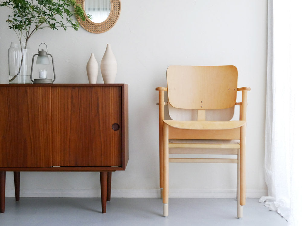 フィンランド製アルテックのドムスチェア、バーチ材使用でハニーステイン仕上げのデザイン椅子