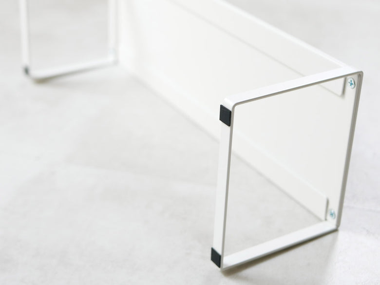 山崎ブランドの下駄箱用伸縮シューズラック。スチール製で幅34cmから60cmに調整可能、下駄箱内で靴を整理整頓するための組み立て式ラック。