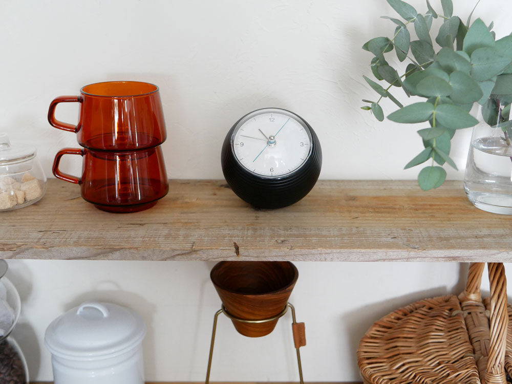 レムノス製earth clock。地球モチーフのアルミ時計