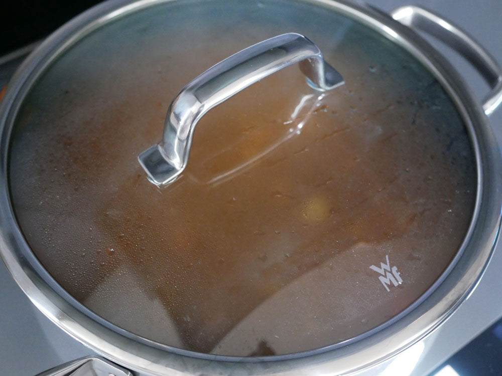 WMFのフュージョンテック ミネラルキャセロール24cm。ステンレス製の取手とガラス蓋を備えたホーロー鋼板製の調理用キャセロール鍋。